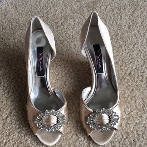 Nina New York embellished champagne sz 6.5 wedges